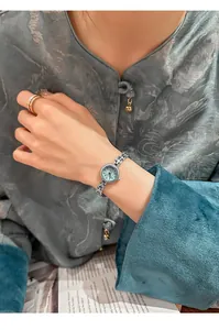 Elegante Vintage-Damenuhr mit minzgrünem Zifferblatt und silberfarbenem Armband