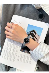 Detailansicht der Eyki Armbanduhr mit silbernem Stahlband und schwarzem Zifferblatt