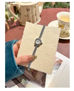 Detailansicht einer eleganten Vintage-Damenuhr mit schmalem silbernem Gliederarmband