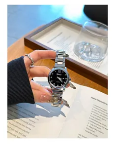 Detalle de reloj de cuarzo para mujer con correa de metal plateado y esfera de cielo estrellado