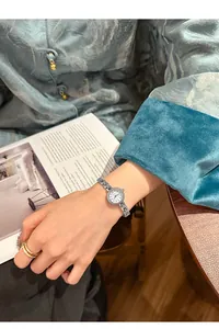 Detailaufnahme einer eleganten silberfarbenen Vintage-Damenarmbanduhr an einem Handgelenk