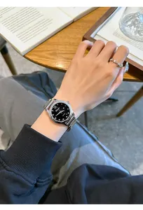 Detalle del reloj de lujo Dimini para mujer con esfera de cielo estrellado y correa plateada