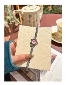 Elegante Vintage-Damenuhr mit rosa Zifferblatt und silbernem Metallarmband