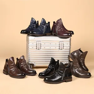 Botas retro para hombre con pliegues y cremallera lateral, disponibles en varios colores.