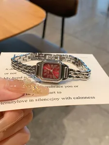 Dettaglio dell'elegante orologio GUOU da donna in argento con quadrante rosso e numeri