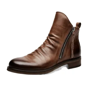 Botines vintage de cuero marrón para hombre con diseño plisado y cremallera lateral.