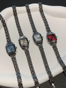 Vista dettagliata di quattro orologi al quarzo GUOU con quadranti quadrati romani vintage.