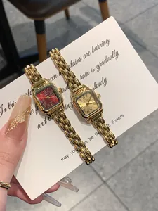 Dettaglio orologi GUOU vintage da donna con bracciali dorati a catena e numeri romani
