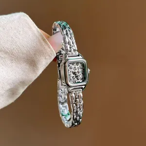 Primo piano dell'orologio al quarzo GUOU da donna con quadrante leopardato e catena