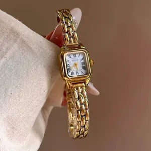 Primo piano orologio GUOU donna oro quadrato con numeri romani e cinturino a maglie fini