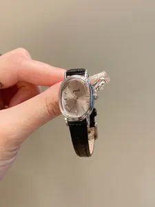 Vintage ασημί ρολόι quartz με οβάλ καντράν και μαύρο δερμάτινο λουράκι