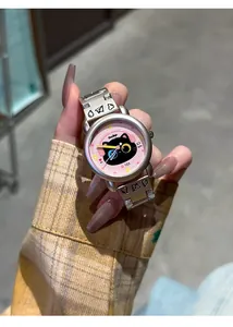 Vue détaillée d'une montre mignonne chat rose avec casque et bracelet en métal argent