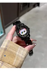 Gros plan d'une montre noire mignonne avec un motif de chat et bracelet en acier.