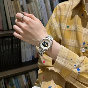 Charmante montre pour étudiant avec un chat mignon portant un casque sur le cadran et bracelet métal