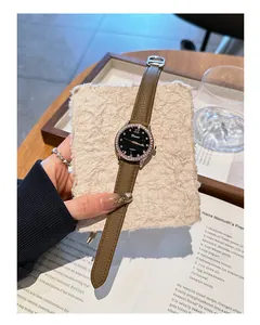 Elegante reloj Dimini para mujer con esfera de cielo estrellado y correa de cuero