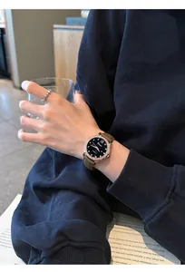 Detalle del reloj de lujo Dimini para mujer con esfera de cielo estrellado y bisel de diamante