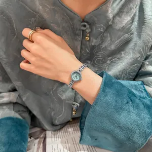 Elegante SKHL Vintage Silberarmbanduhr mit türkisfarbenem Zifferblatt am Damenhandgelenk