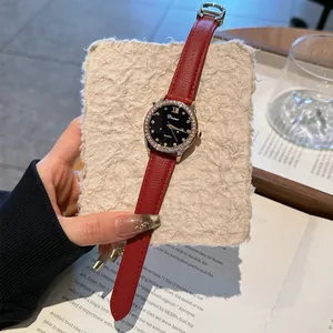 Elegante reloj Dimini para mujer con correa de cuero rojo y esfera de cielo estrellado