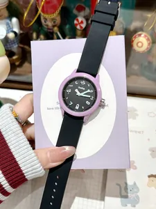 Primer plano de reloj de cuarzo de dibujos con caja púrpura y correa de silicona