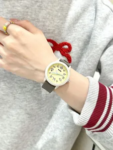 Primer plano de un lindo reloj de cuarzo de dibujos animados con correa de silicona gris