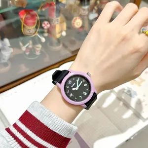 Reloj de cuarzo de dibujos animados con bisel morado y una correa de silicona negra