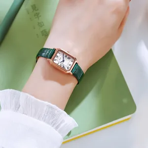 Montre à quartz carrée GEDI pour femme avec boîtier en or rose et bracelet en cuir vert.