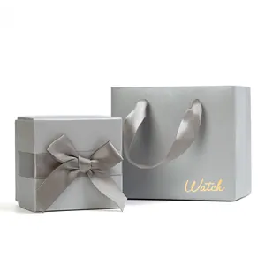 Vista de caja de regalo para reloj en color plata con lazo de seda y bolsa a juego