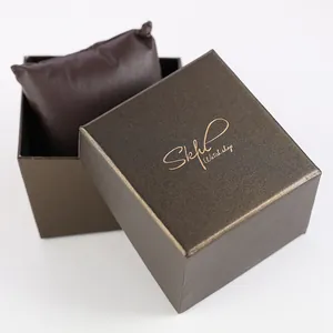Caja de regalo para reloj marrón óxido con almohadilla protectora para joyería fina.