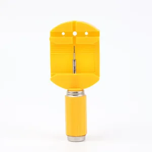 Detalle de herramienta amarilla para quitar eslabones de reloj con punta de metal fija