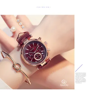 Gros plan sur une montre à quartz pour femme avec bracelet en cuir rouge et trois cadrans