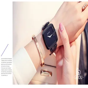 Detailaufnahme einer modischen GUOU-Uhr mit quadratischem Zifferblatt und schwarzem Lederarmband