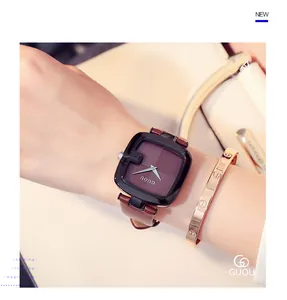 Nahaufnahme der quadratischen GUOU Damenuhr mit braunem Lederarmband am Handgelenk