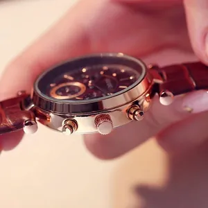 Montre à quartz élégante en or rose pour femme avec bracelet en cuir brun et multi-cadrans