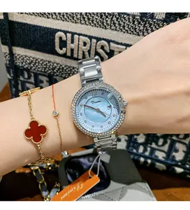 Detaillierte Nahaufnahme der Dinimi Silber Quarzuhr mit Strass-Lünette und blauem Blatt