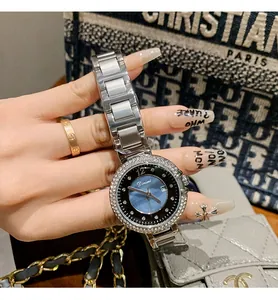 Detailansicht der Dinimi Damen-Quarzuhr mit Strass-Lünette und Edelstahlarmband