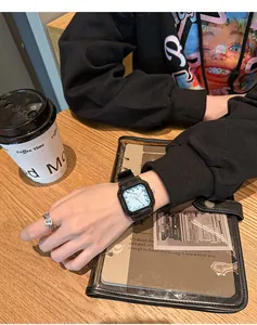 Primer plano de un reloj de cuarzo cuadrado azul para mujer con correa de silicona