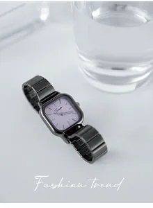 Elegante quadratische Uhr mit lavendelfarbenem Zifferblatt und dunklem Metallband