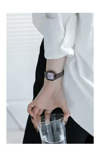 EAVANLIN Quadratische Damenuhr mit schwarzem Metallarmband und lila Zifferblatt.