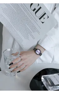 Elegante minimalistische Damen-Quadratur-Uhr mit lavendelfarbenem Zifferblatt und Metallband