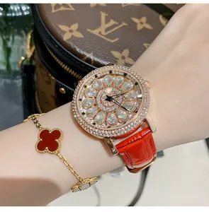 Montre de luxe en diamant pour femme avec bracelet en cuir rouge et trèfle élégant