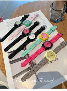 Vivace collezione di orologi colorati in silicone stile dopamina su una rivista.