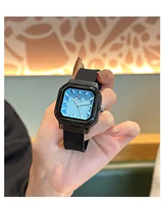 Primer plano de un reloj jelly cuadrado azul con correa de silicona negra