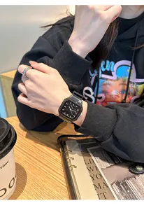 Primer plano de un elegante reloj de gelatina negro cuadrado con correa de silicona