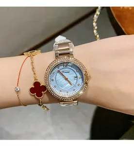 Detaillierte Nahaufnahme der Dinimi Roségold Quarzuhr mit Strasslünette und blauem Blatt