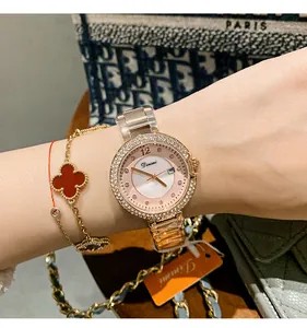 Detailansicht einer eleganten Damen-Quarzuhr in Roségold mit Strass-Lünette und Datum