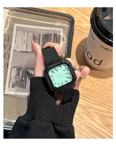 Vista de detalle de reloj cuadrado negro con esfera verde menta y correa negra