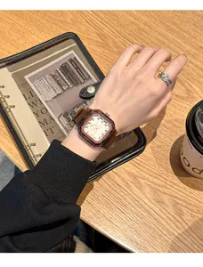 Reloj de cuarzo cuadrado a la moda con correa de silicona marrón en la muñeca de mujer