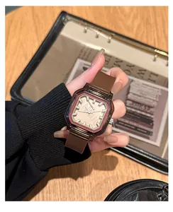 Detalle de reloj de cuarzo cuadrado marrón con correa de silicona y caja marrón