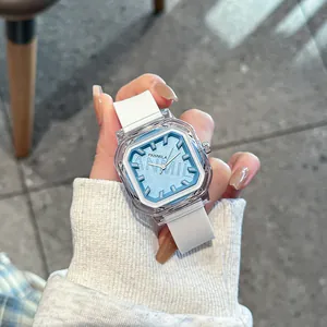 Elegante reloj de cuarzo cuadrado con correa de silicona blanca y caja transparente