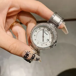 Elegante silberne Dinimi Quarzuhr für Damen mit glitzernder Strasslünette und Stahlband.